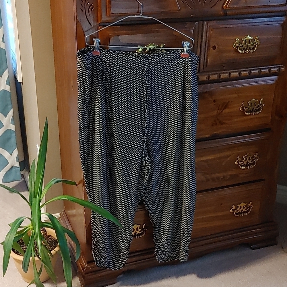 Women's Black & White Capris